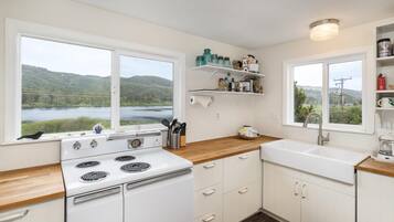 House, Multiple Beds (The Lakeside Caboose) | Private kitchen