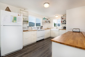 House, Multiple Beds (The Lakeside Caboose) | Private kitchen - The Lakeside Caboose (Rockaway Beach)