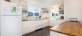 The Lakeside Caboose