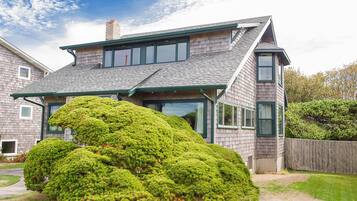 Nhà, nhiều giường (The Tides) | Ngoại thất