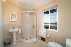 House, 2 Queen Beds (The Sandlake View) | Bathroom
