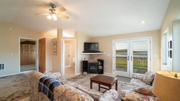 House, 2 Queen Beds (The Sandlake View) | Living room