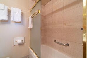 Casa, 2 camas Queen size (The Sandlake View) | Baño