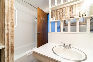 House, 1 Queen Bed with Sofa bed (The Sea Slug) | Bathroom - The Sea Slug (Manzanita)