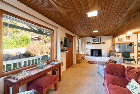 House, 1 Queen Bed with Sofa bed (The Sea Slug) | Living room - The Sea Slug (Manzanita)