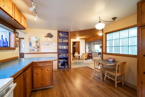 House, 1 Queen Bed with Sofa bed (The Sea Slug) | Private kitchen - The Sea Slug (Manzanita)