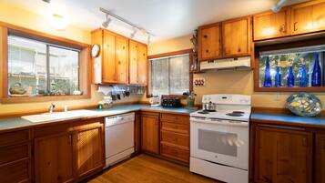 House, 1 Katil Ratu (Queen) dengan Katil Sofa (The Sea Slug) | Dapur peribadi