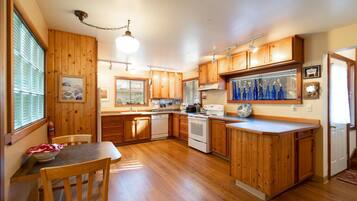 House, 1 Katil Ratu (Queen) dengan Katil Sofa (The Sea Slug) | Dapur peribadi