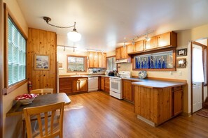 House, 1 Queen Bed with Sofa bed (The Sea Slug) | Private kitchen