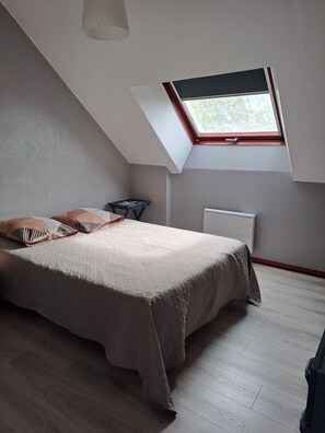 3 habitaciones, escritorio, tabla de planchar con plancha y wifi 