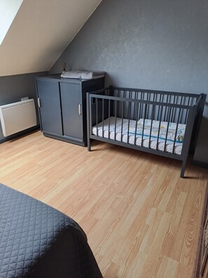 2 habitaciones, escritorio, tabla de planchar con plancha y wifi 