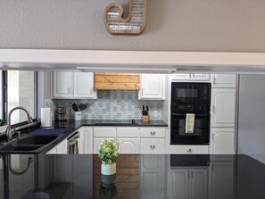 Réfrigérateur, micro-ondes, four, plaque de cuisson