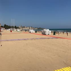 Am Strand, weißer Sandstrand, Liegestühle, Sonnenschirme