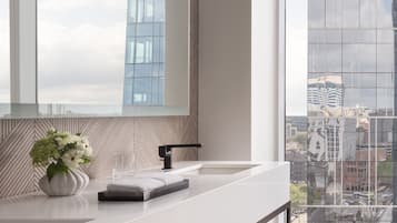 Quarto premier, 1 cama King, vista para a cidade, no canto (Premier King) | Banheiro | Secador de cabelo, roupões de banho, chinelos, toalhas de banho