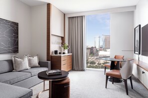 Premium bedding, down comforters, pillowtop beds, minibar - Four Seasons Nashville (Nashville)