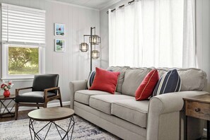 تلفزيون ذكي، مدفأة، كُتُب