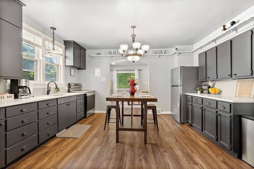 Walk to Downtown, King Bed, Fireplace, Game Room