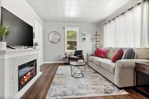 تلفزيون ذكي، مدفأة، كُتُب