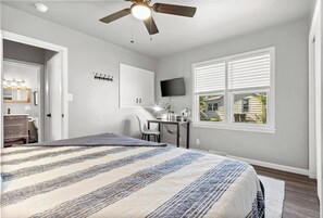 2 عدّة غرف نوم ومكتب ومكواة/لوح كي وسرير سفر