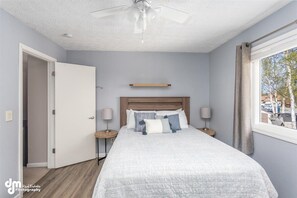 2 bedrooms, desk, WiFi, bed sheets