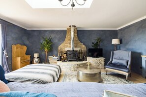 2 bedrooms, travel crib, free WiFi - Stylish Family Barn, edge of Frome + country views (Frome)