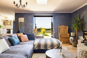 Smart TV, Netflix, streaming services - Chic Family Barn, edge of Frome + country views (Frome)