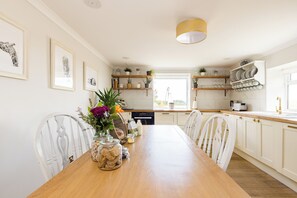 Four, tables à manger
