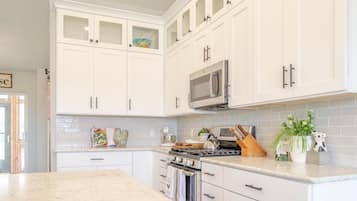 Full-sized fridge, microwave, oven, stovetop