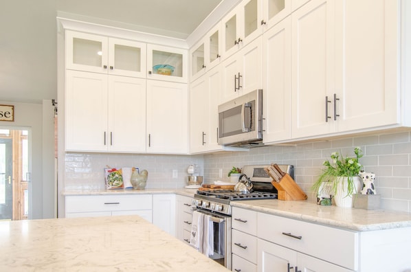 Full-sized fridge, microwave, oven, stovetop