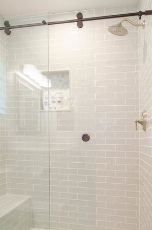 Combined shower/tub, towels, soap, shampoo - Fully Remodeled Farmhouse Accessible to Brian Head Ski Resort (Paragonah)