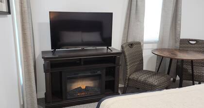 4th St Studio- Weekly/ Monthly Discounts! Travelers and Contractors Welcome!