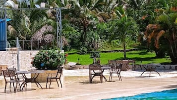 2 hồ bơi ngoài trời, ghế dài tắm nắng