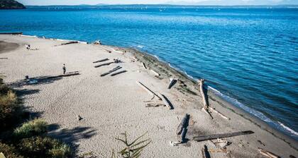 Charming Townhome Walk to Food & Shops, EV Charger