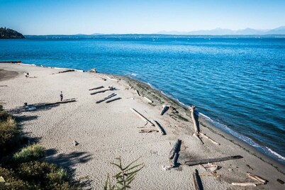 Charming Townhome Walk to Food & Shops, EV Charger