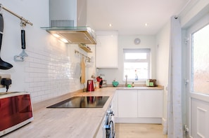 Huis, 2 slaapkamers | Privékeuken | Een koelkast, een magnetron, een oven, een kookplaat