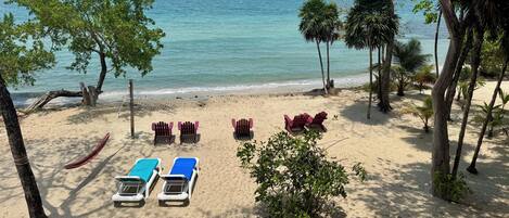 Vlak bij het strand, ligstoelen, strandlakens