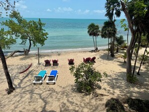 Beach nearby, sun loungers, beach towels - Habaru House (Hopkins)