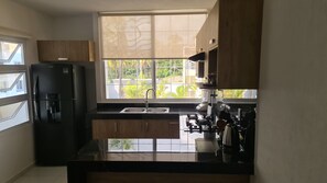 Kühlschrank, Herdplatte, Wasserkocher mit Kaffee-/Teezubehör