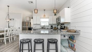 雪櫃、微波爐、焗爐、爐具