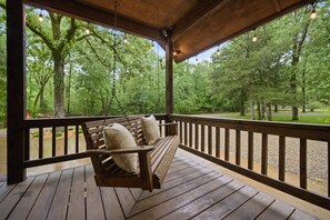 Terrace/patio - Luxury cabin on creek near Broken Bow Lake w/ loft (Broken Bow)