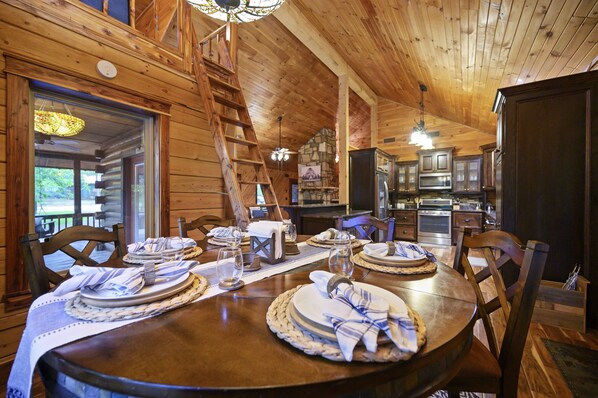 Dining - Luxury cabin on creek near Broken Bow Lake w/ loft (Broken Bow)