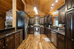 Fridge, microwave, oven, stovetop - Luxury cabin on creek near Broken Bow Lake w/ loft (Broken Bow)