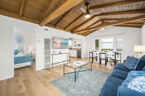 TV - 2 Bedroom steps to the beach in West Newport (Newport Beach)