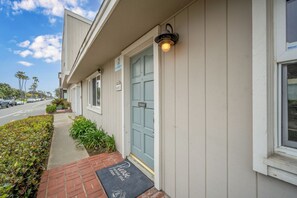 Exterior detail - 2 Bedroom steps to the beach in West Newport (Newport Beach)