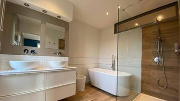 Ensemble douche/baignoire, sĂšche-cheveux, bidet, savon