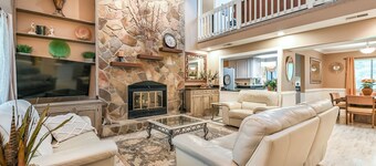 Exquisite Summerville Retreat-Walk to Downtown, Festivals & Southern Hospitality