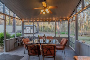 Outdoor dining - Exquisite Summerville Retreat-Walk to Downtown, Festivals & Southern Hospitality (Summerville)