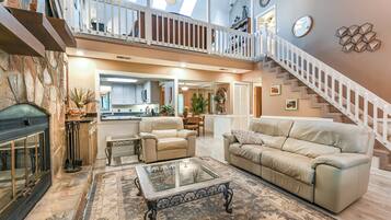 Een smart-tv, een open haard, een tafeltennistafel en boeken