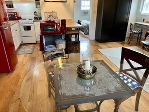 ثلاجة، ميكروويف، فرن، موقد طهي مسطح