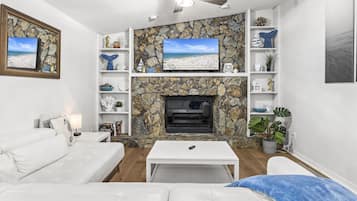 Smart TV, chimenea, futbolito y tenis de mesa